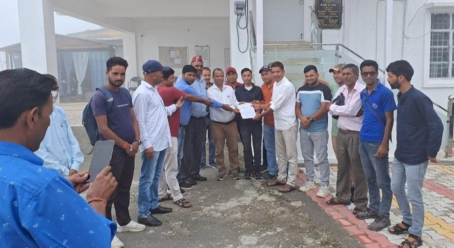 नरेंद्रनगर ब्लॉक मुख्यालय में कार्यकाल बढ़ाने की मांग को लेकर प्रदर्शन करते पंचायत प्रतिनिधि। नरेंद्रनगर ब्लॉक मुख्यालय में कार्यकाल बढ़ाने की मांग को लेकर प्रदर्शन करते पंचायत प्रतिनिधि।