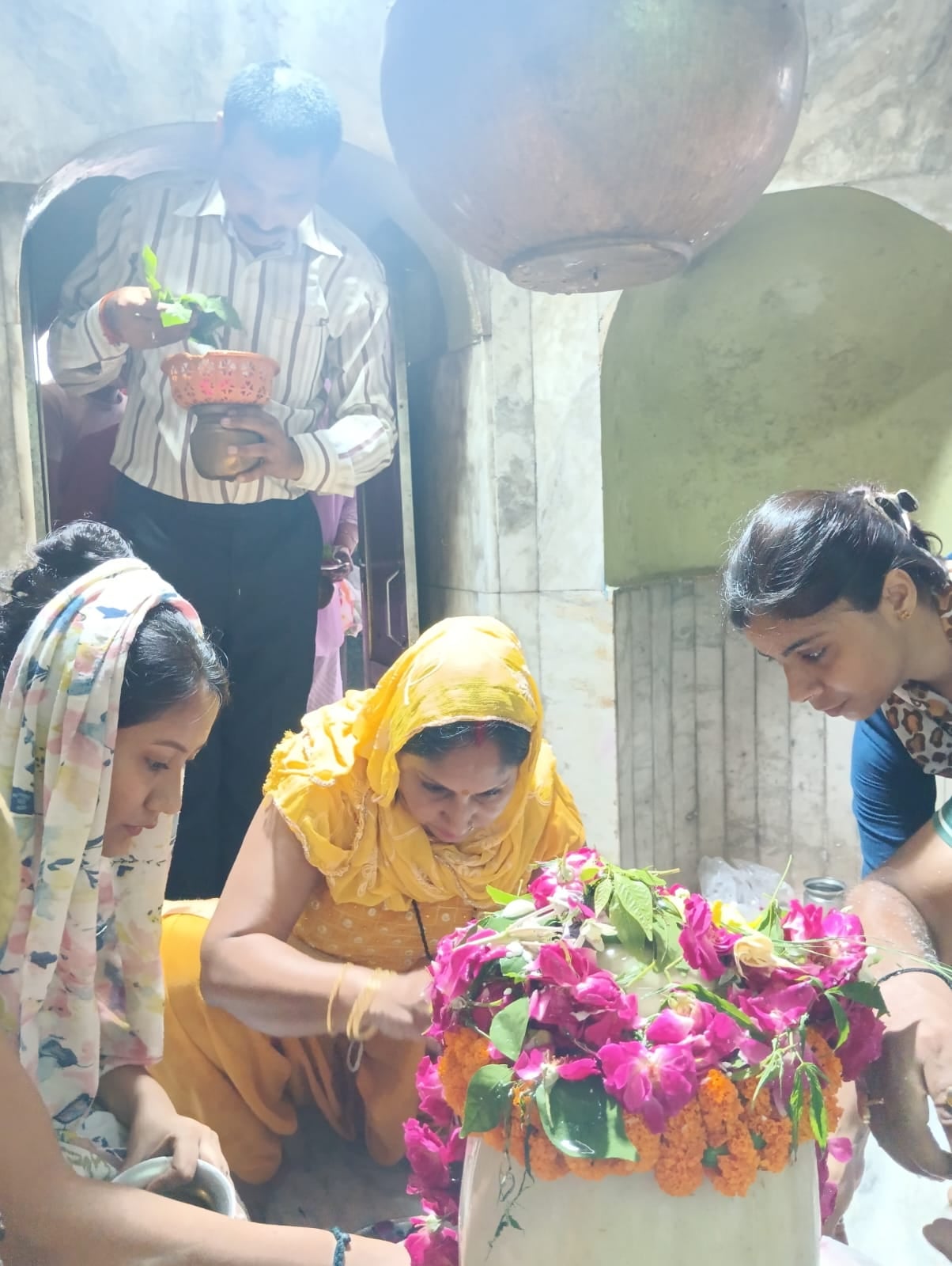 पूरनपुर में निकाली गई जलाभिषेक यात्रा में पुष्प बषाZ कर स्वागत करते लोग।संवाद पूरनपुर में निकाली गई जलाभिषेक यात्रा में पुष्प बषाZ कर स्वागत करते लोग।संवाद