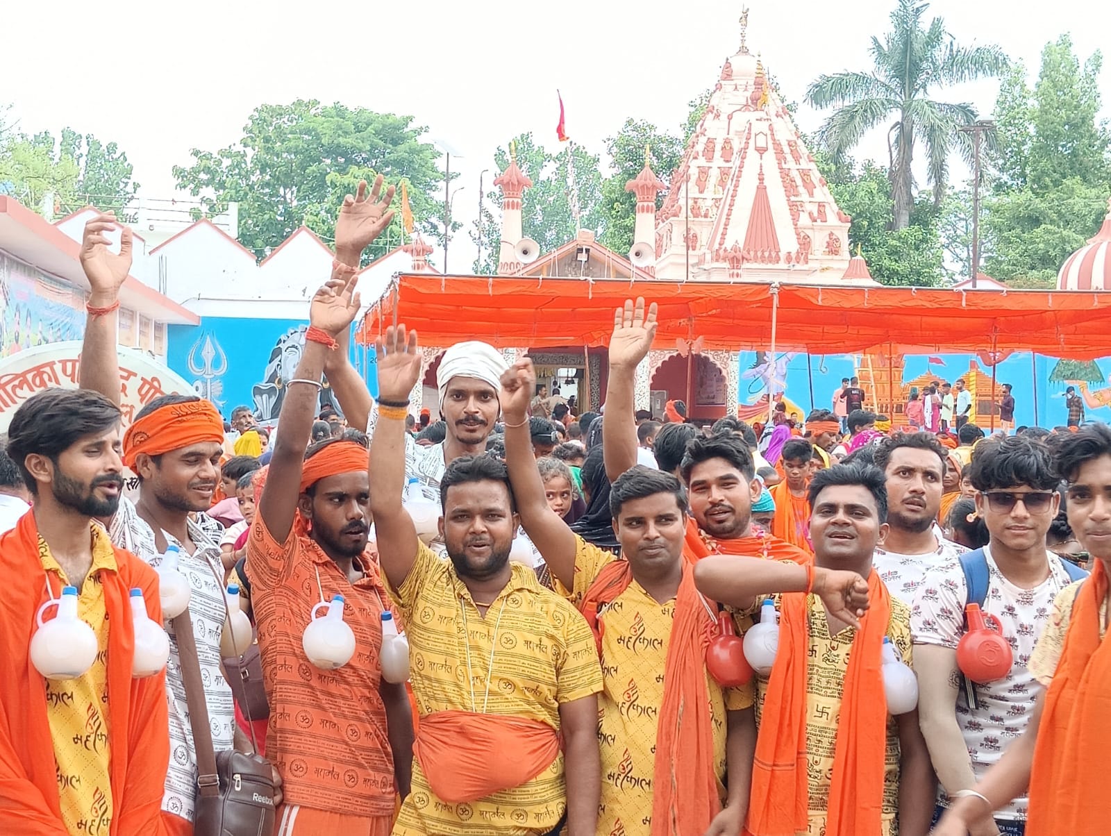 पूरनपुर में निकाली गई जलाभिषेक यात्रा में पुष्प बषाZ कर स्वागत करते लोग।संवाद पूरनपुर में निकाली गई जलाभिषेक यात्रा में पुष्प बषाZ कर स्वागत करते लोग।संवाद