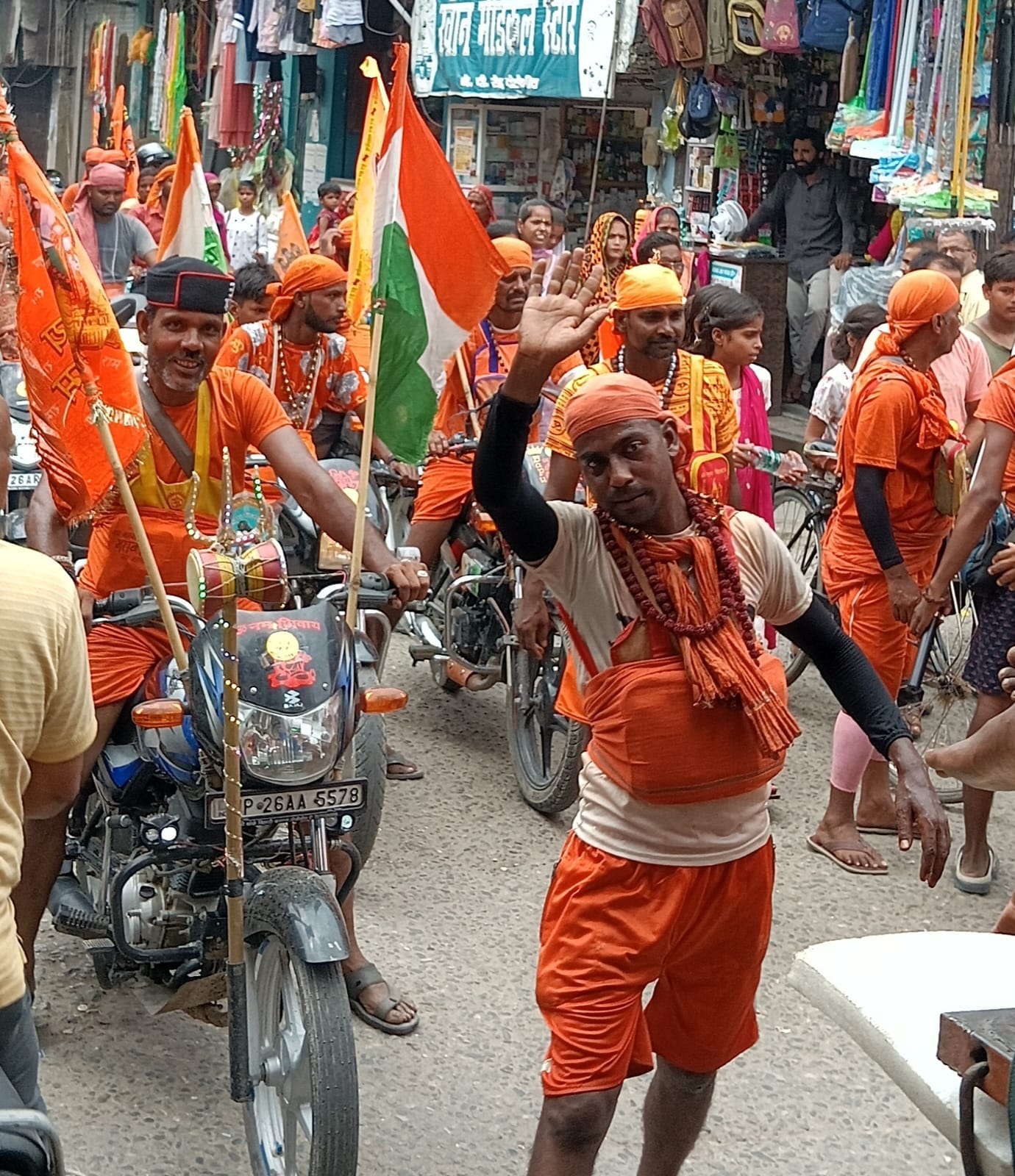 पूरनपुर में निकाली गई जलाभिषेक यात्रा में पुष्प बषाZ कर स्वागत करते लोग।संवाद पूरनपुर में निकाली गई जलाभिषेक यात्रा में पुष्प बषाZ कर स्वागत करते लोग।संवाद