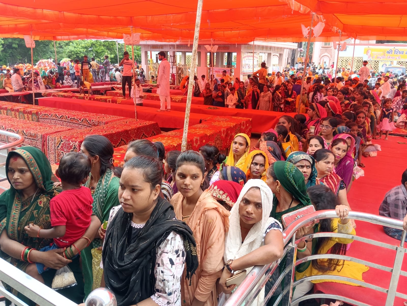 पूरनपुर में निकाली गई जलाभिषेक यात्रा में पुष्प बषाZ कर स्वागत करते लोग।संवाद पूरनपुर में निकाली गई जलाभिषेक यात्रा में पुष्प बषाZ कर स्वागत करते लोग।संवाद