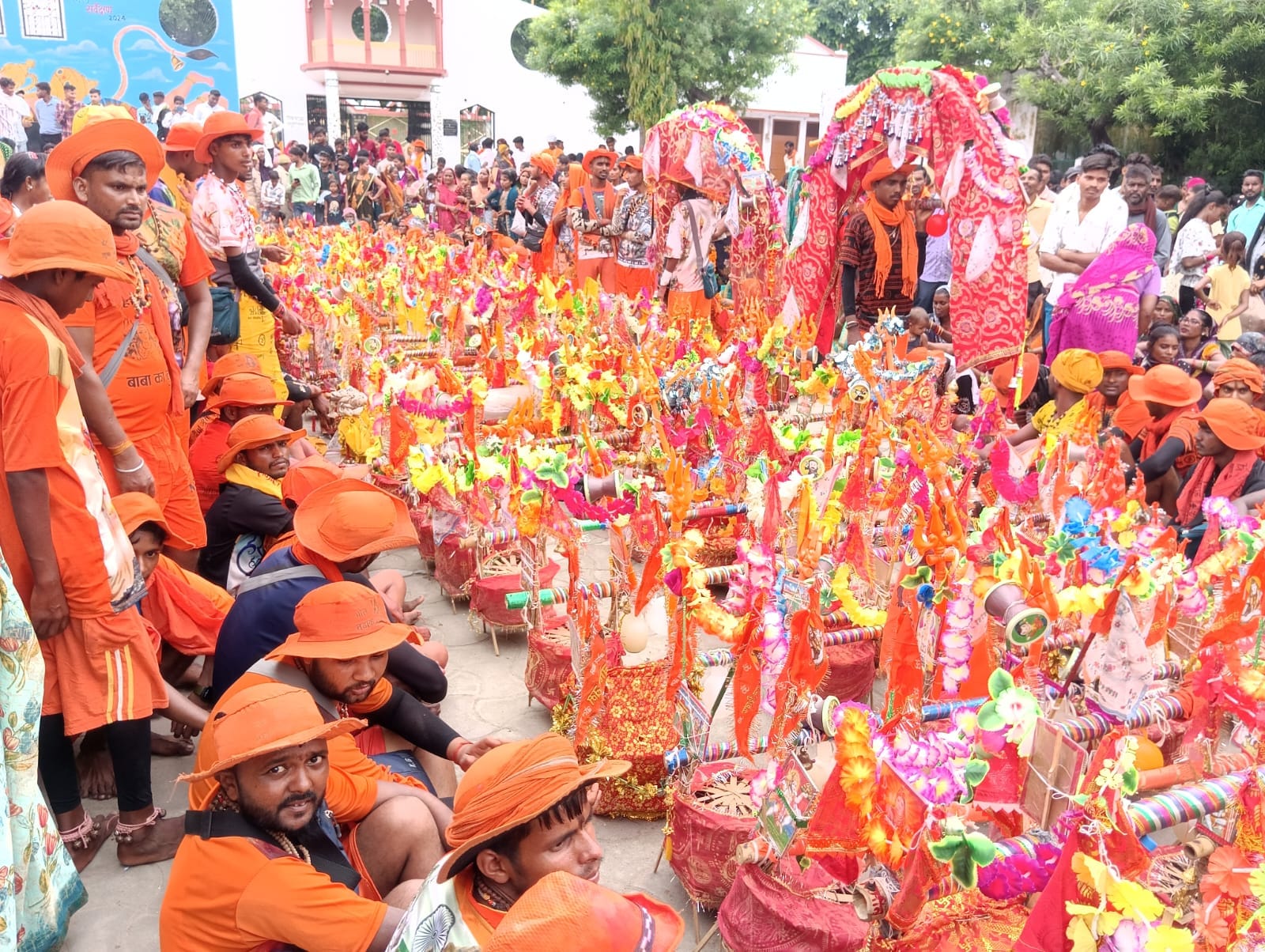 पूरनपुर में निकाली गई जलाभिषेक यात्रा में पुष्प बषाZ कर स्वागत करते लोग।संवाद पूरनपुर में निकाली गई जलाभिषेक यात्रा में पुष्प बषाZ कर स्वागत करते लोग।संवाद