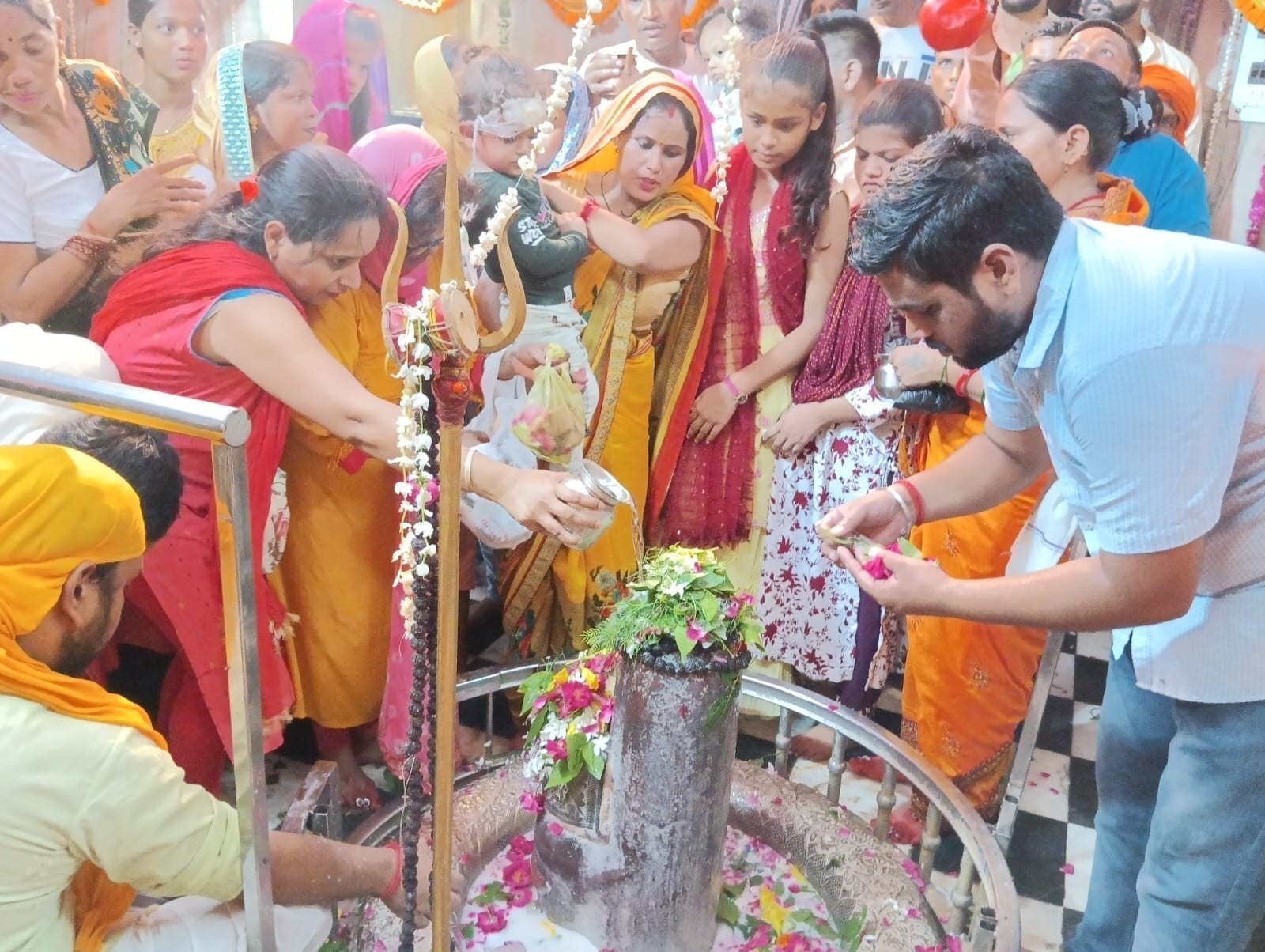 पूरनपुर में निकाली गई जलाभिषेक यात्रा में पुष्प बषाZ कर स्वागत करते लोग।संवाद पूरनपुर में निकाली गई जलाभिषेक यात्रा में पुष्प बषाZ कर स्वागत करते लोग।संवाद