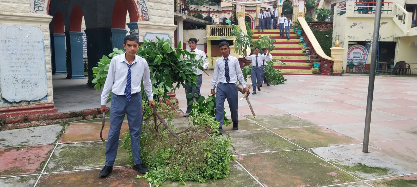 प्राथमिक केंद्र पाठशाला मॉडल नाहन में कागजी कार्यवाही मशगूल सीएचटी व शिक्षक। संवाद प्राथमिक केंद्र पाठशाला मॉडल नाहन में कागजी कार्यवाही मशगूल सीएचटी व शिक्षक। संवाद