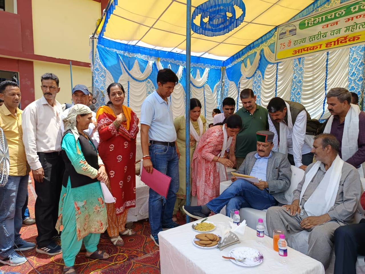 स्कूली बच्चे सरला परोग में पौधारोपन  अभियान में भाग लेते हुए।