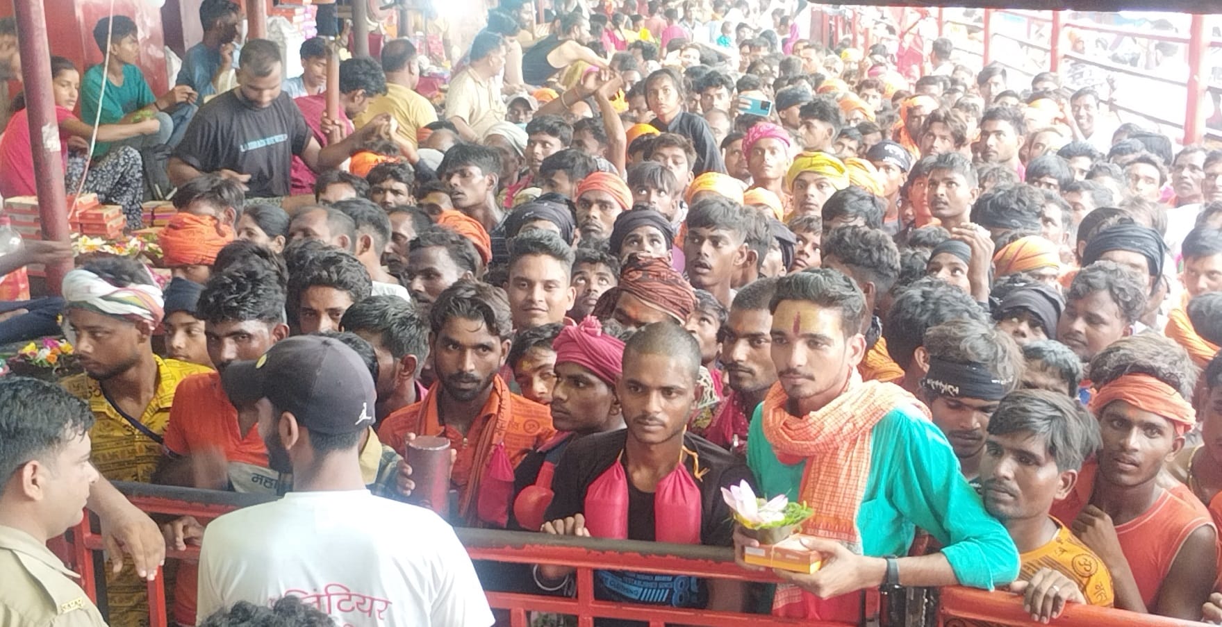 सावन के दूसरे सोमवार को गोकर्णनाथ शिव मंदिर में जलाभिषेक करते शिव भक्त। संवाद सावन के दूसरे सोमवार को गोकर्णनाथ शिव मंदिर में जलाभिषेक करते शिव भक्त। संवाद