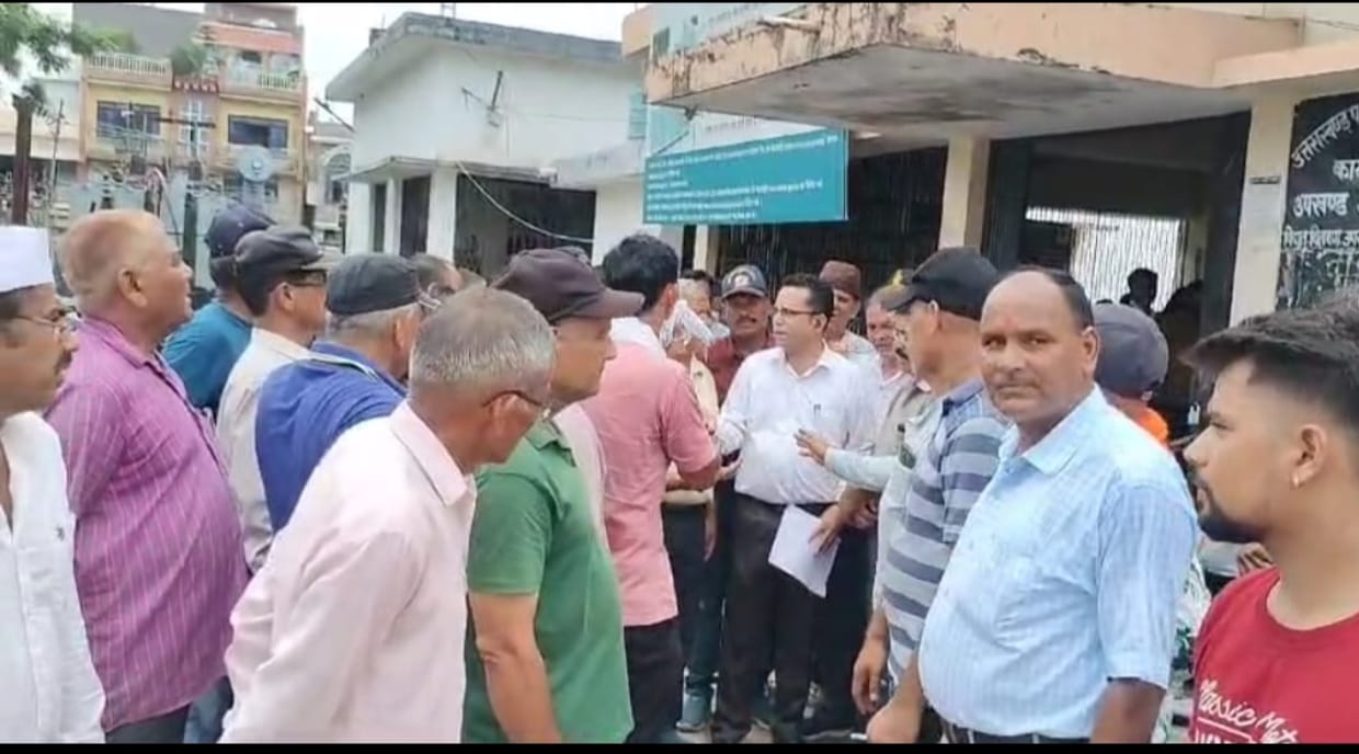 ऊर्जा निगम के कार्यालय में उपखंड अधिकारी से बहस करते बिंदुखत्ता के ग्रामीण। संवाद ऊर्जा निगम के कार्यालय में उपखंड अधिकारी से बहस करते बिंदुखत्ता के ग्रामीण। संवाद
