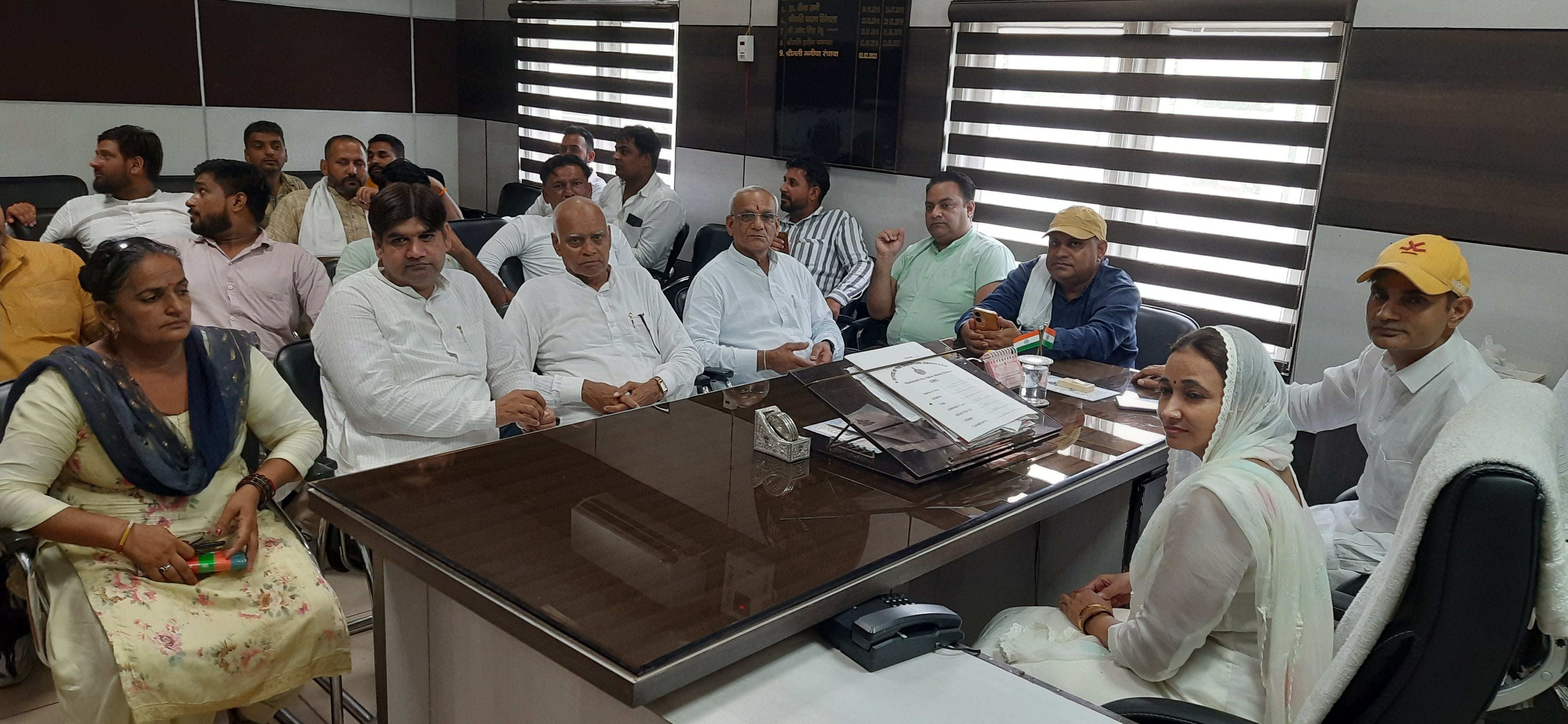 30जेएनडी11: जिला परिषद चेयरपर्सन के पक्ष में ग्रांट वितरण करवाने के लिए पहुंचे पार्षद। संवाद