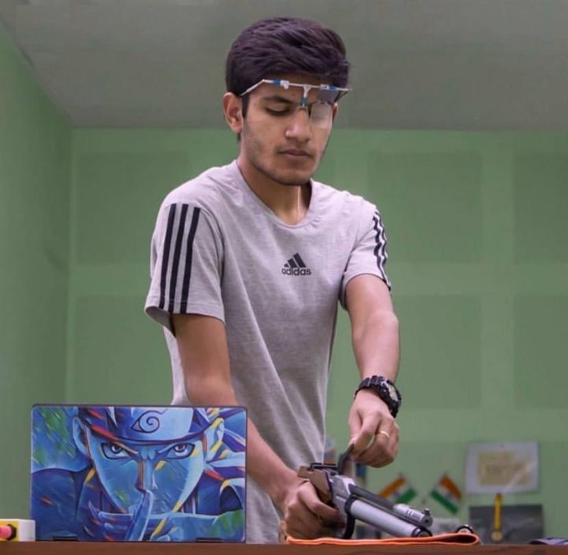 अंबाला के शूटर सरबजोत संग खड़े कोच अभिषेक राणा अंबाला के शूटर सरबजोत संग खड़े कोच अभिषेक राणा