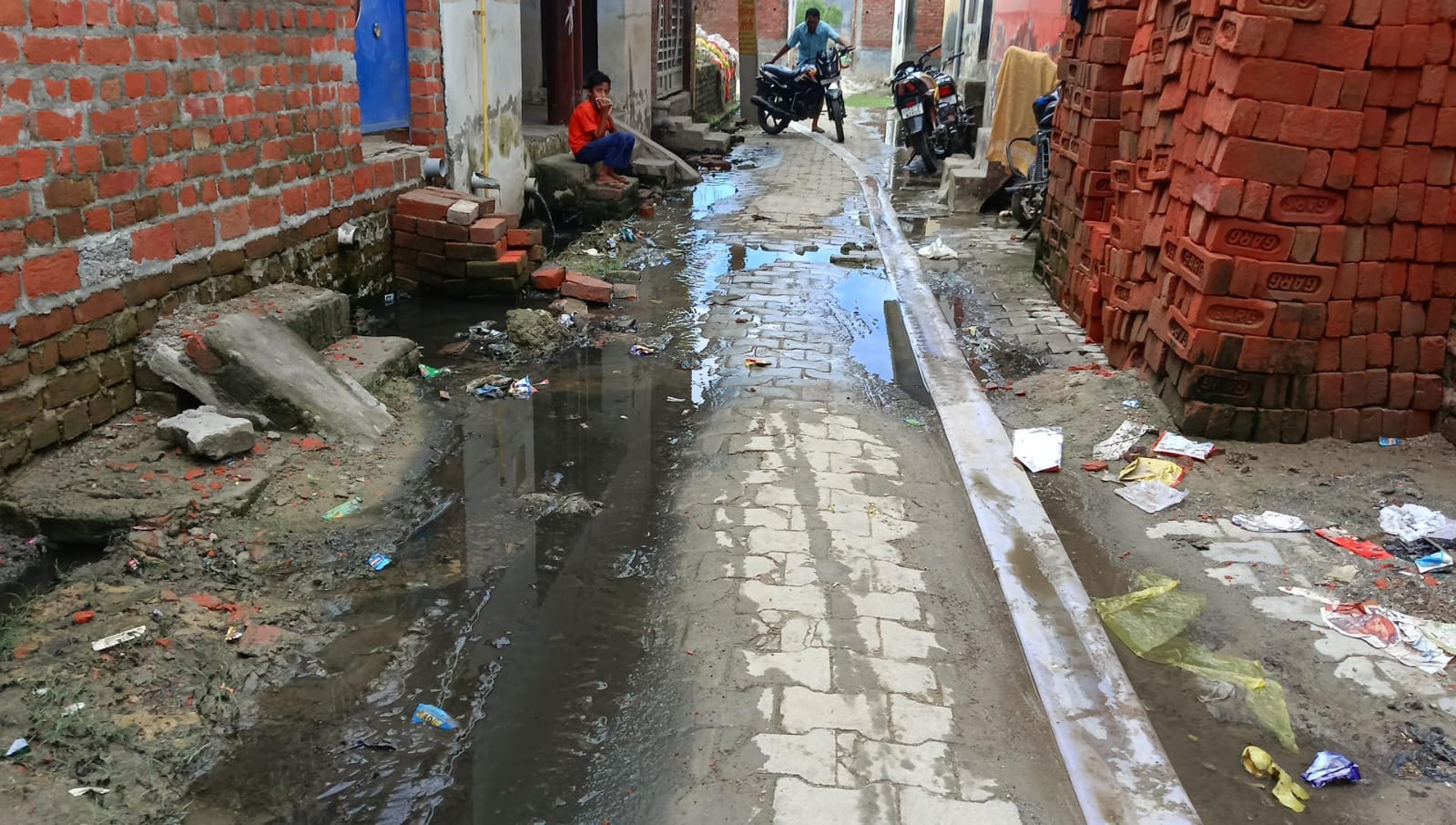 अजीजगंज-चांदापुर रोड पर रुद्रपुर गांव के पास बाढ़ से कटी सड़क। संवाद