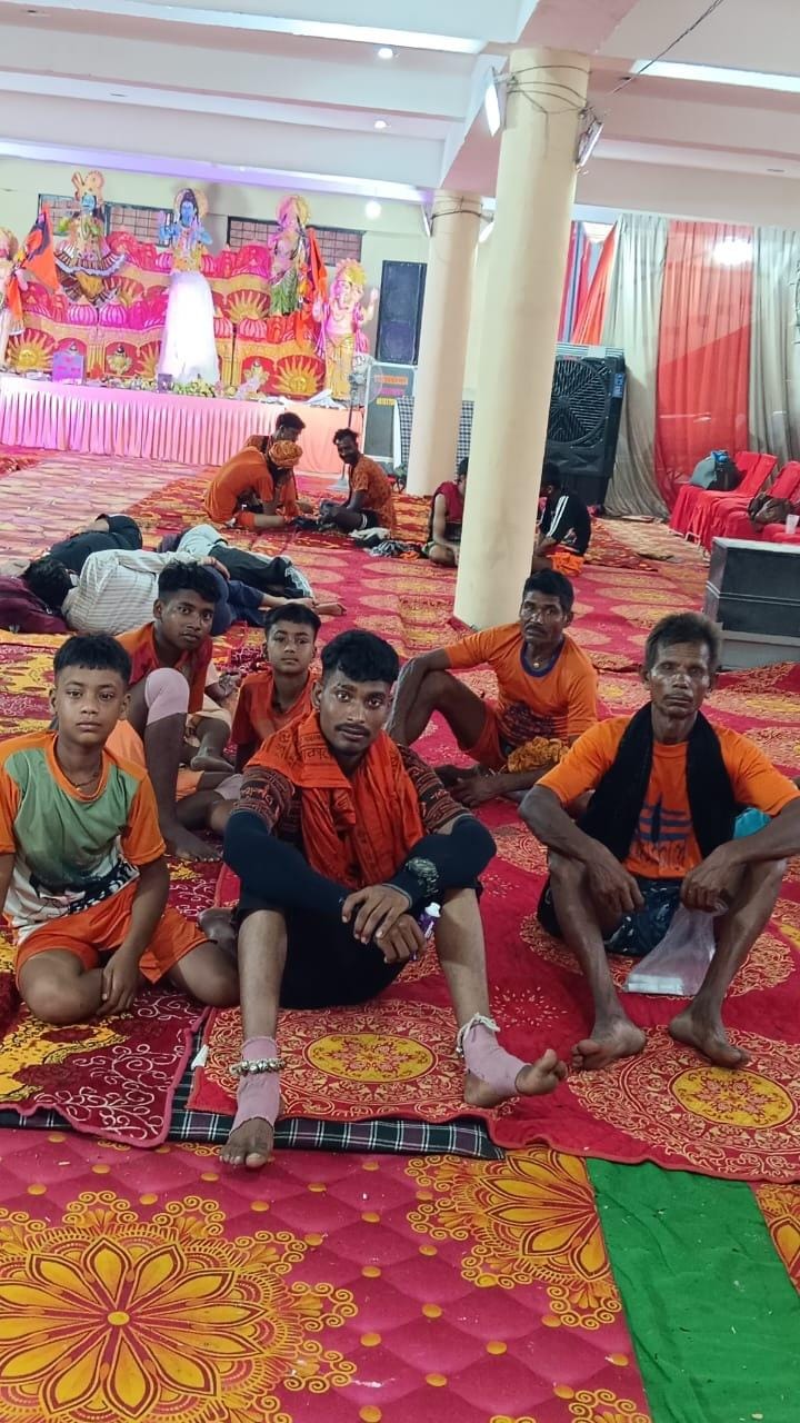 अनोखे कांवड़ यात्रा के अनोखे रंग, गंगाजल भरकर लौट रहे कांवड़: संवाद