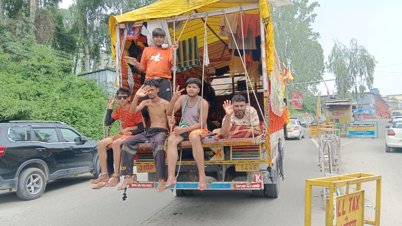 अनोखे कांवड़ यात्रा के अनोखे रंग, गंगाजल भरकर लौट रहे कांवड़: संवाद