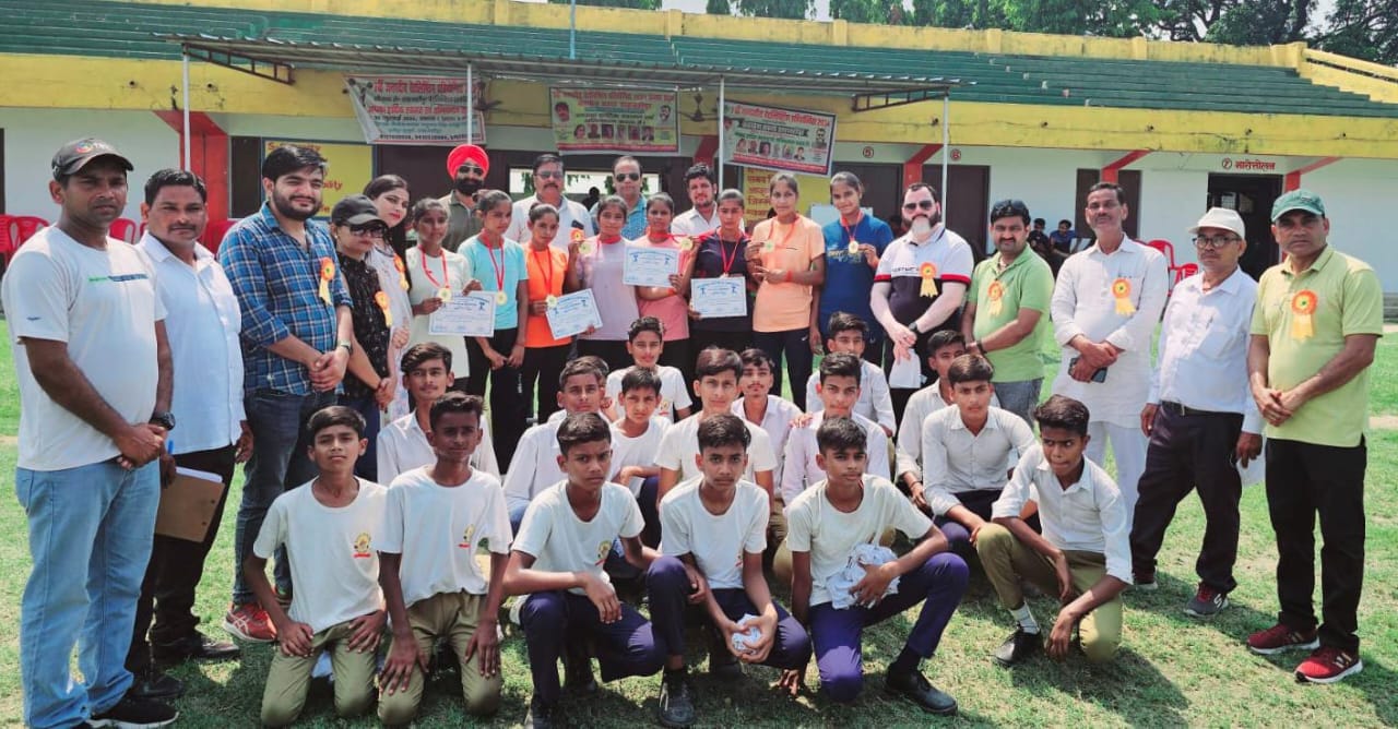 जनपदीय वेटलिफ्टिंग प्रतियोगिता में प्रतिभाग करती खिलाड़ी। स्रोत : संस्था जनपदीय वेटलिफ्टिंग प्रतियोगिता में प्रतिभाग करती खिलाड़ी। स्रोत : संस्था