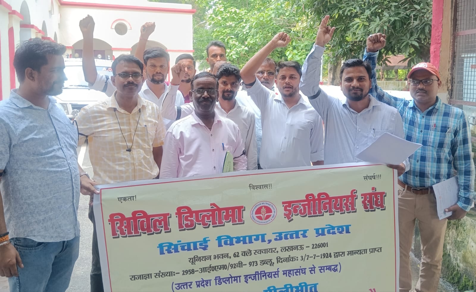 कलेक्ट्रेट में प्रदर्शन करते आजाद समाज पार्टी के कार्यकर्ता।संवाद कलेक्ट्रेट में प्रदर्शन करते आजाद समाज पार्टी के कार्यकर्ता।संवाद