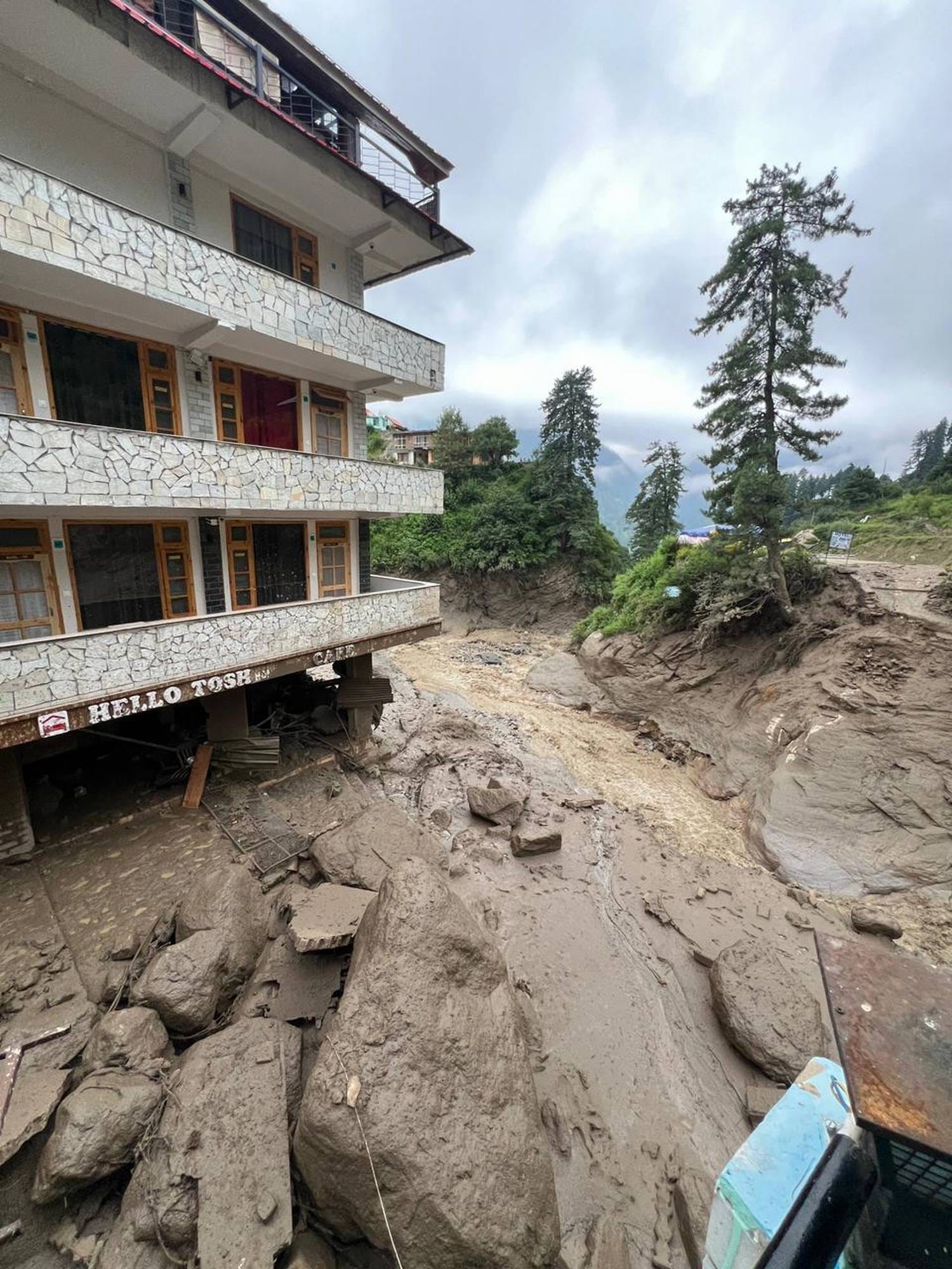 मणिकर्ण के तोष नाला में बादल फटने के एक होटल के आगे आया बाढ़ का मलबा मणिकर्ण के तोष नाला में बादल फटने के एक होटल के आगे आया बाढ़ का मलबा