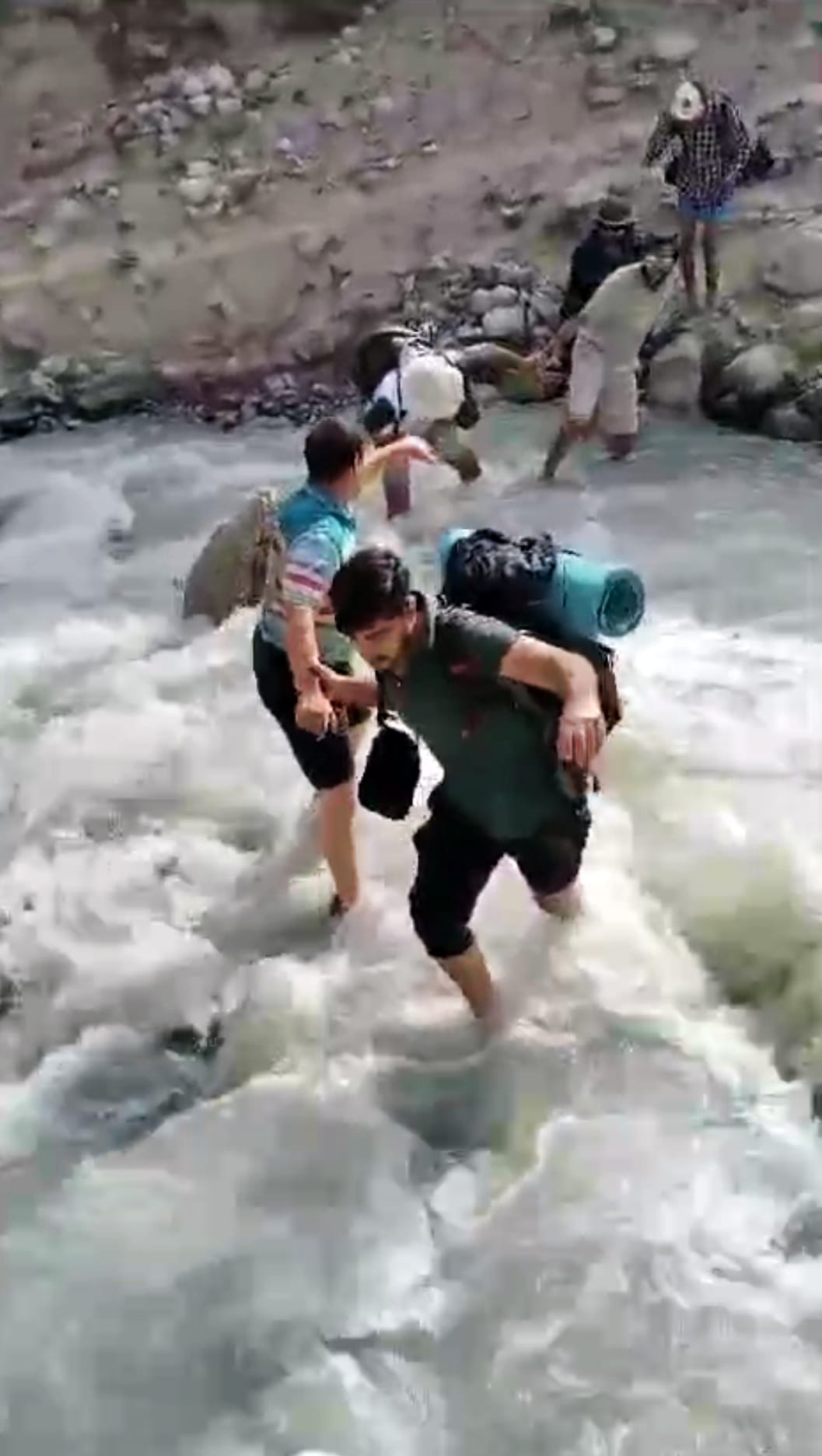 नीलकंठ महादेव झील की ओर जाने वाली रास्ते में पांडव अज्ञातवास के दिनों पांडवों के बनाए पानी का नीलकंठ महादेव झील की ओर जाने वाली रास्ते में पांडव अज्ञातवास के दिनों पांडवों के बनाए पानी का