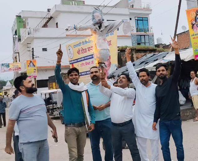 पार्टी कार्यालय से पुलिस हिरासत में सुनगढ़ी थाने जाते काग्रेस पदाधिकारी।स्रोत:पदाधिकारी पार्टी कार्यालय से पुलिस हिरासत में सुनगढ़ी थाने जाते काग्रेस पदाधिकारी।स्रोत:पदाधिकारी