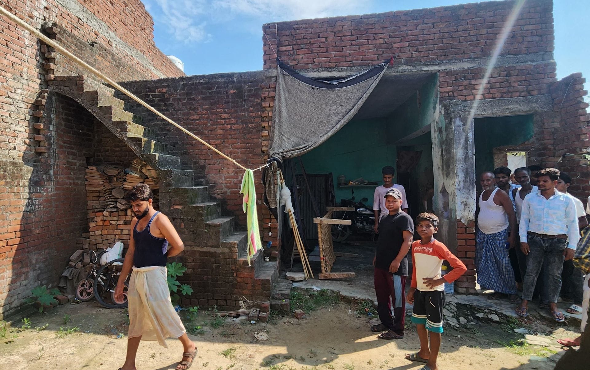 सोमवार रात इसी छत पर सो रहे थे दंपती। संवाद सोमवार रात इसी छत पर सो रहे थे दंपती। संवाद