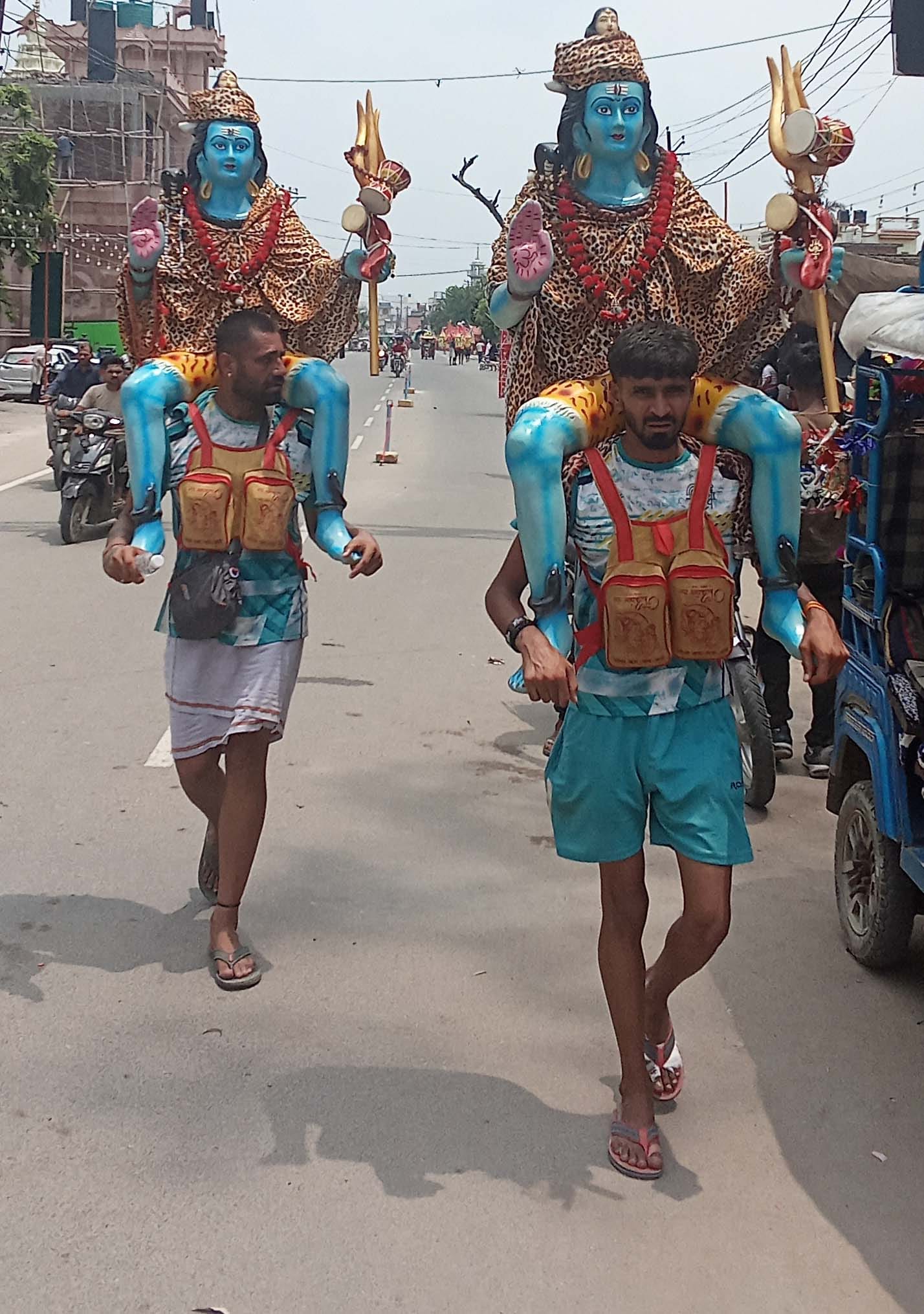 तिरंगे वाली कांवड लेकर जाता शिव भक्त तिरंगे वाली कांवड लेकर जाता शिव भक्त