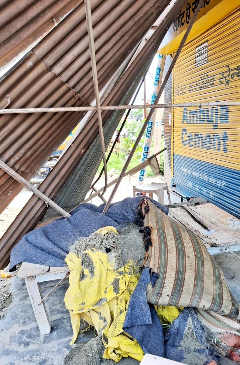 उझानी में कल्याण सिंह चौक के पास सड़क किनारे से रेता-बजरी हटवाते अफसर। संवाद
