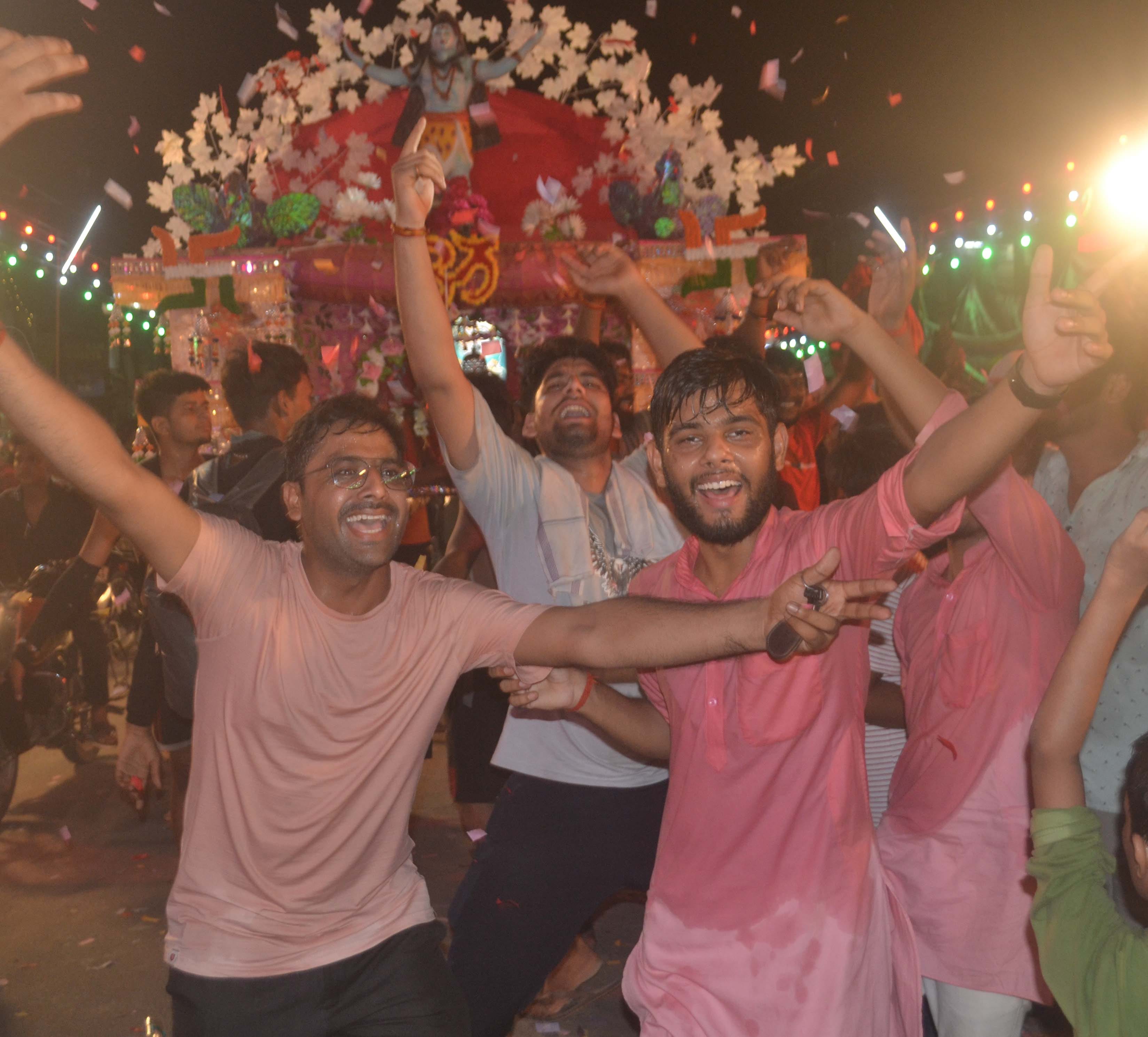 भोले  शंकर की झांकी  लेकर जाते शिव भक्त