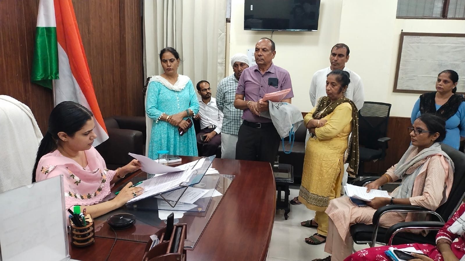 फोटो 31. सोनीपत के खरखौदा लघु सचिवालय में एसडीएम को शिकायत देते चिकित्सक व स्वास्थ्य कर्मी। संव