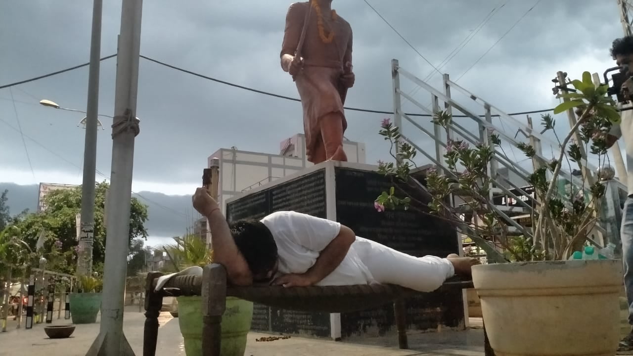 फोटो संख्या: 73 राव तुलराम चौक पर पहुंचे पार्षद पति चर्चित चेतन यादव। --- संवाद फोटो संख्या: 73 राव तुलराम चौक पर पहुंचे पार्षद पति चर्चित चेतन यादव। --- संवाद