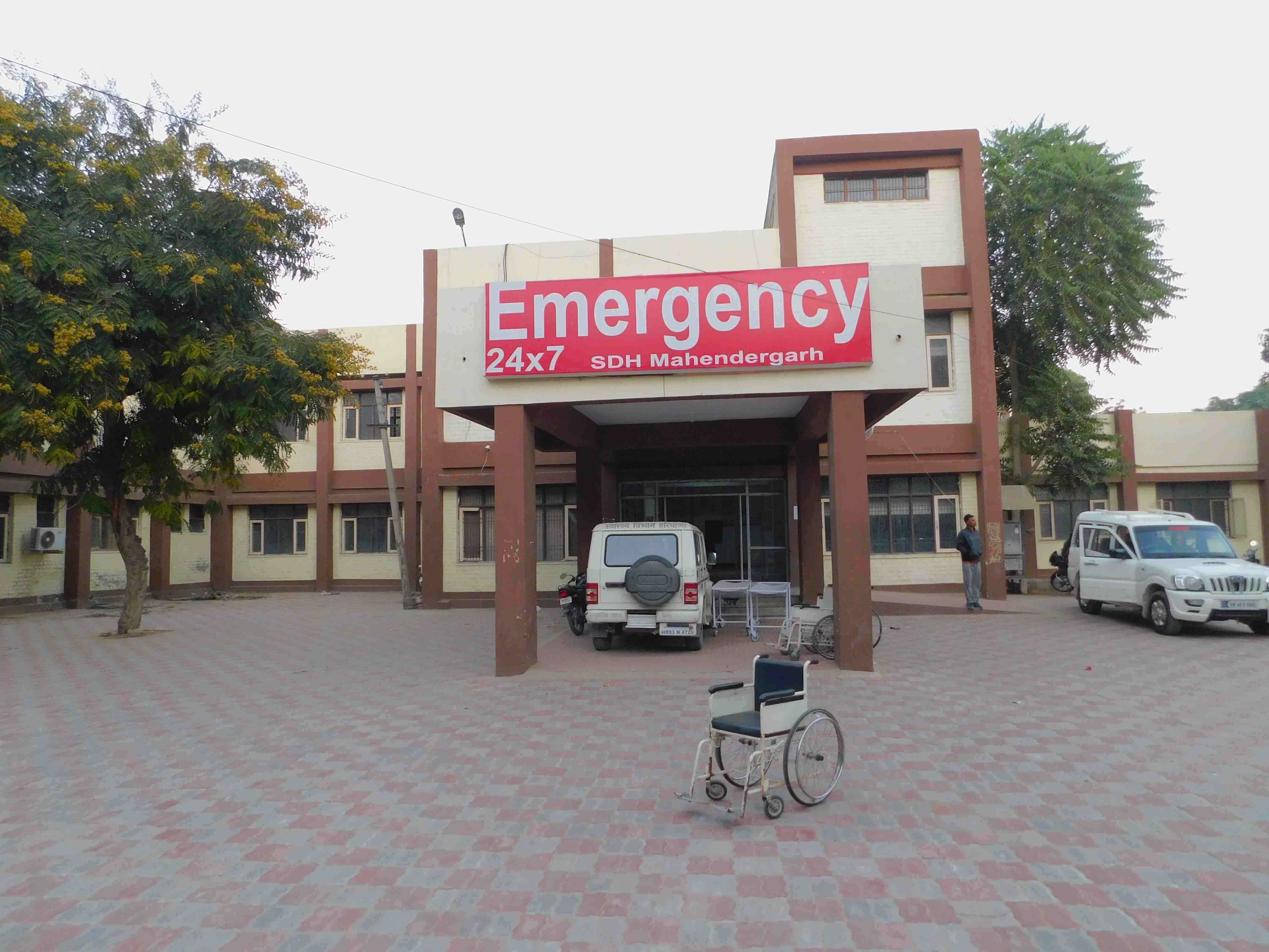 फोटो संख्या:53- नागरिक अस्पताल महेंद्रगढ़ में ओपीड़ी के बाहर लगी मरीजों की लंबी लाइन--संवाद फोटो संख्या:53- नागरिक अस्पताल महेंद्रगढ़ में ओपीड़ी के बाहर लगी मरीजों की लंबी लाइन--संवाद