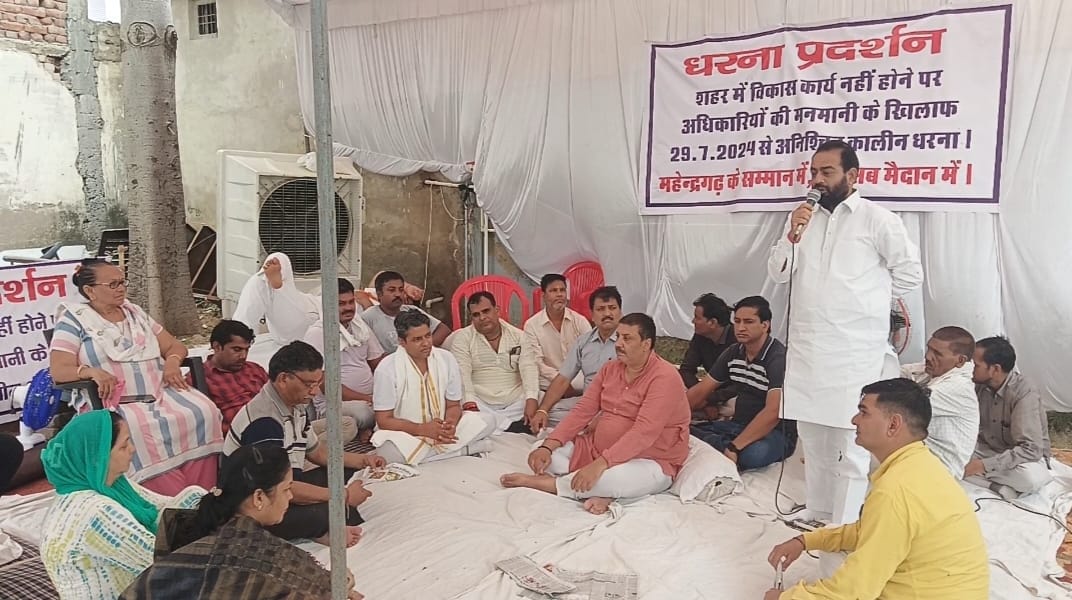 फोटो संख्या:67- नगर पालिका महेंद्रगढ़ में भुख हड़ताल पर बैठे पार्षद प्रतिनिधि चेतन यादव की तबी फोटो संख्या:67- नगर पालिका महेंद्रगढ़ में भुख हड़ताल पर बैठे पार्षद प्रतिनिधि चेतन यादव की तबी