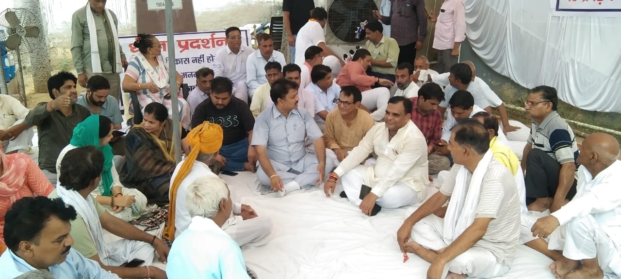 फोटो संख्या:67- नगर पालिका महेंद्रगढ़ में भुख हड़ताल पर बैठे पार्षद प्रतिनिधि चेतन यादव की तबी फोटो संख्या:67- नगर पालिका महेंद्रगढ़ में भुख हड़ताल पर बैठे पार्षद प्रतिनिधि चेतन यादव की तबी