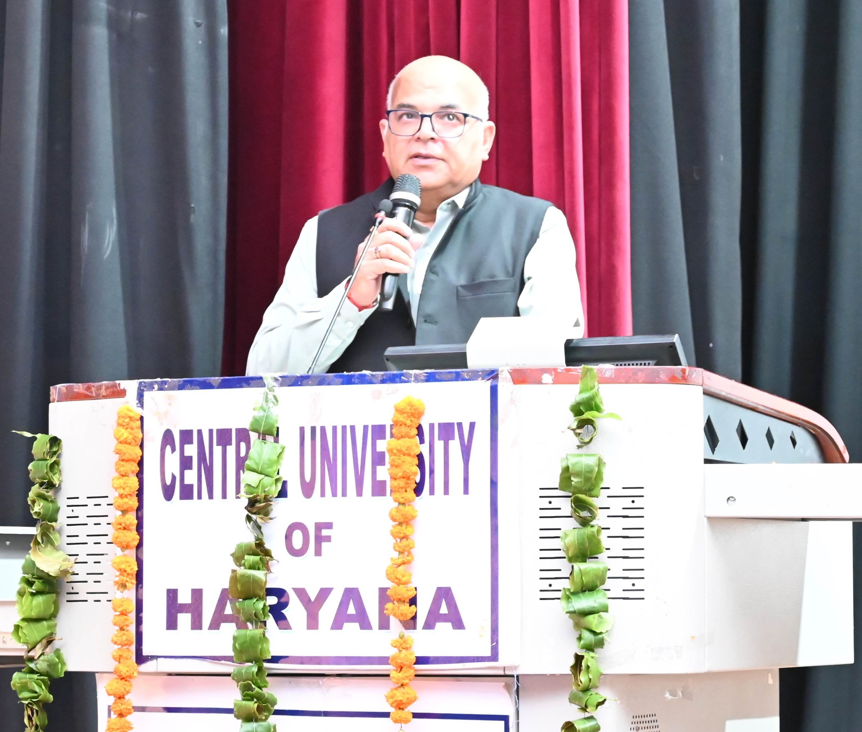 फोटो संख्या:70- प्रेमचंद जयंती के अवसर पर आयोजित कार्यक्रम का दीप प्रज्जवलन कर उद्घाटन करते कुल