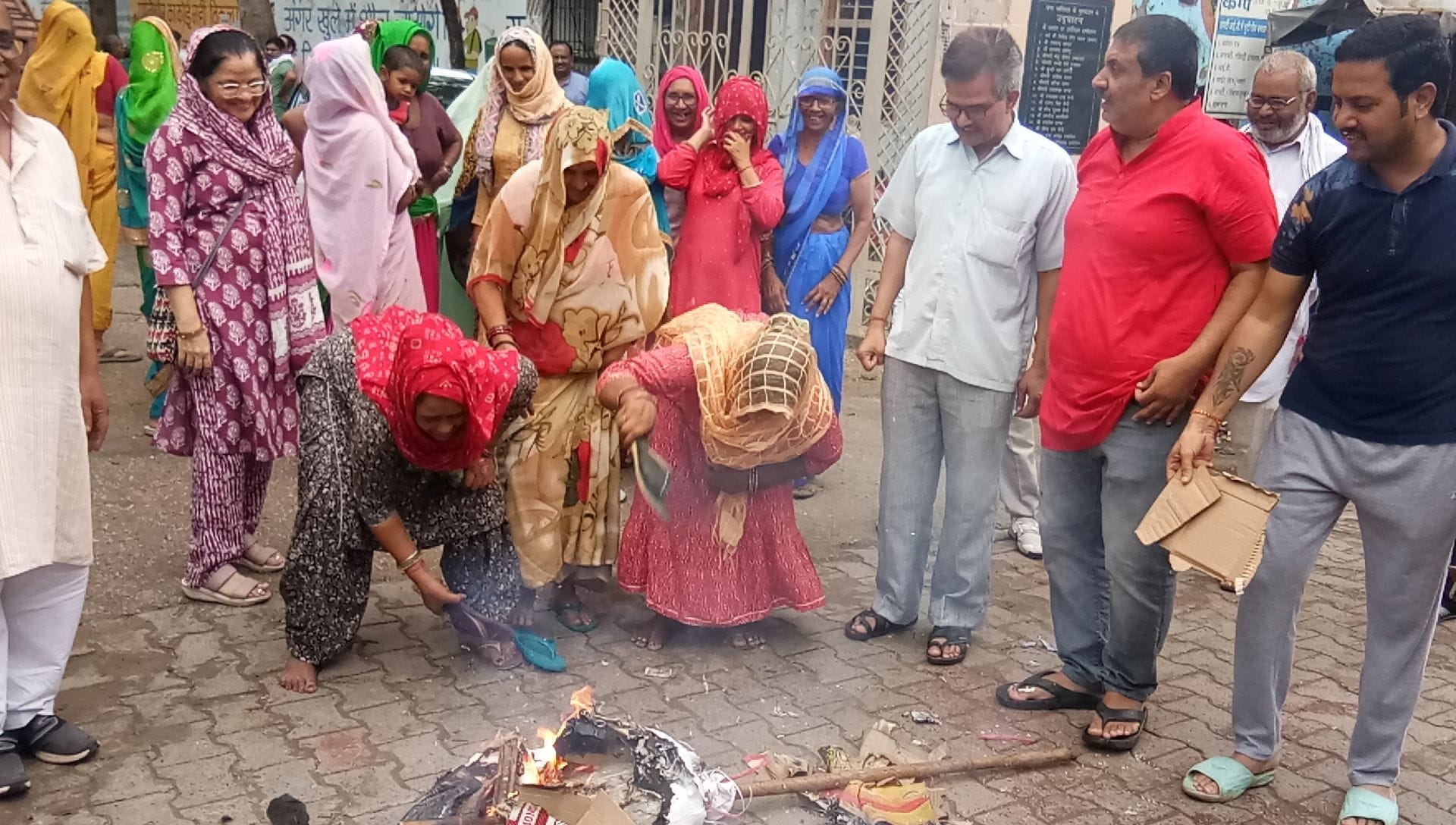 फोटो संख्या:72-नगर पालिका महेंद्रगढ़ में धरने पर बैठे नगर पालिका प्रधान, पार्षद व शहरवासी--संवा फोटो संख्या:72-नगर पालिका महेंद्रगढ़ में धरने पर बैठे नगर पालिका प्रधान, पार्षद व शहरवासी--संवा