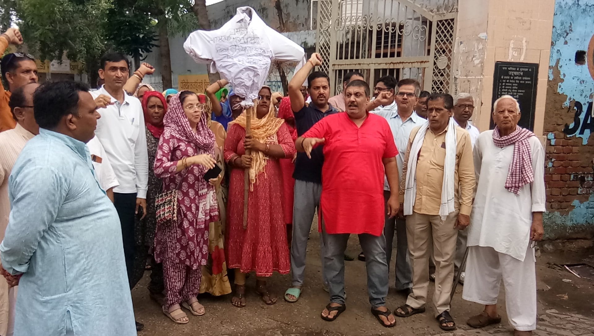 फोटो संख्या:72-नगर पालिका महेंद्रगढ़ में धरने पर बैठे नगर पालिका प्रधान, पार्षद व शहरवासी--संवा फोटो संख्या:72-नगर पालिका महेंद्रगढ़ में धरने पर बैठे नगर पालिका प्रधान, पार्षद व शहरवासी--संवा