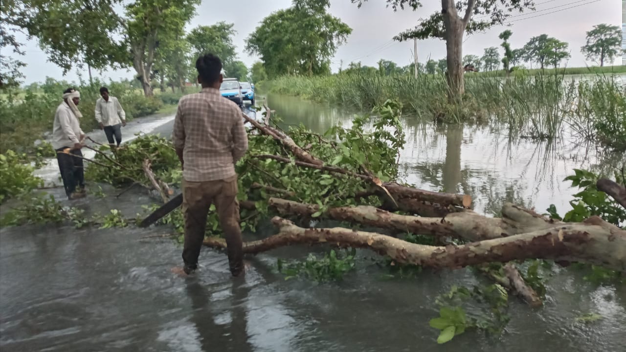 महेवा गांव में भरा बरसाती पानी।संवाद