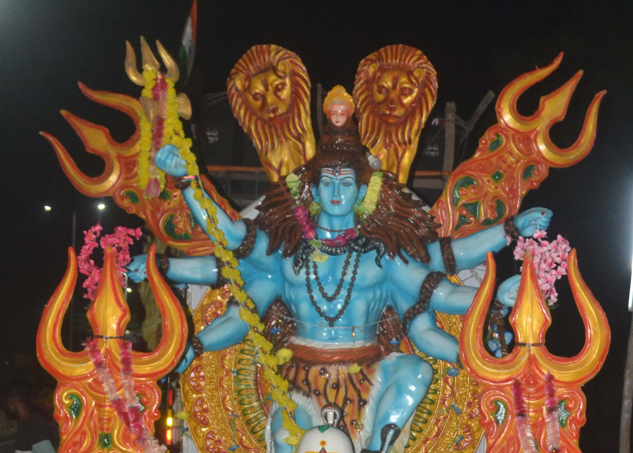 सजी कांवड लेकर जाते शिव भक्त सजी कांवड लेकर जाते शिव भक्त