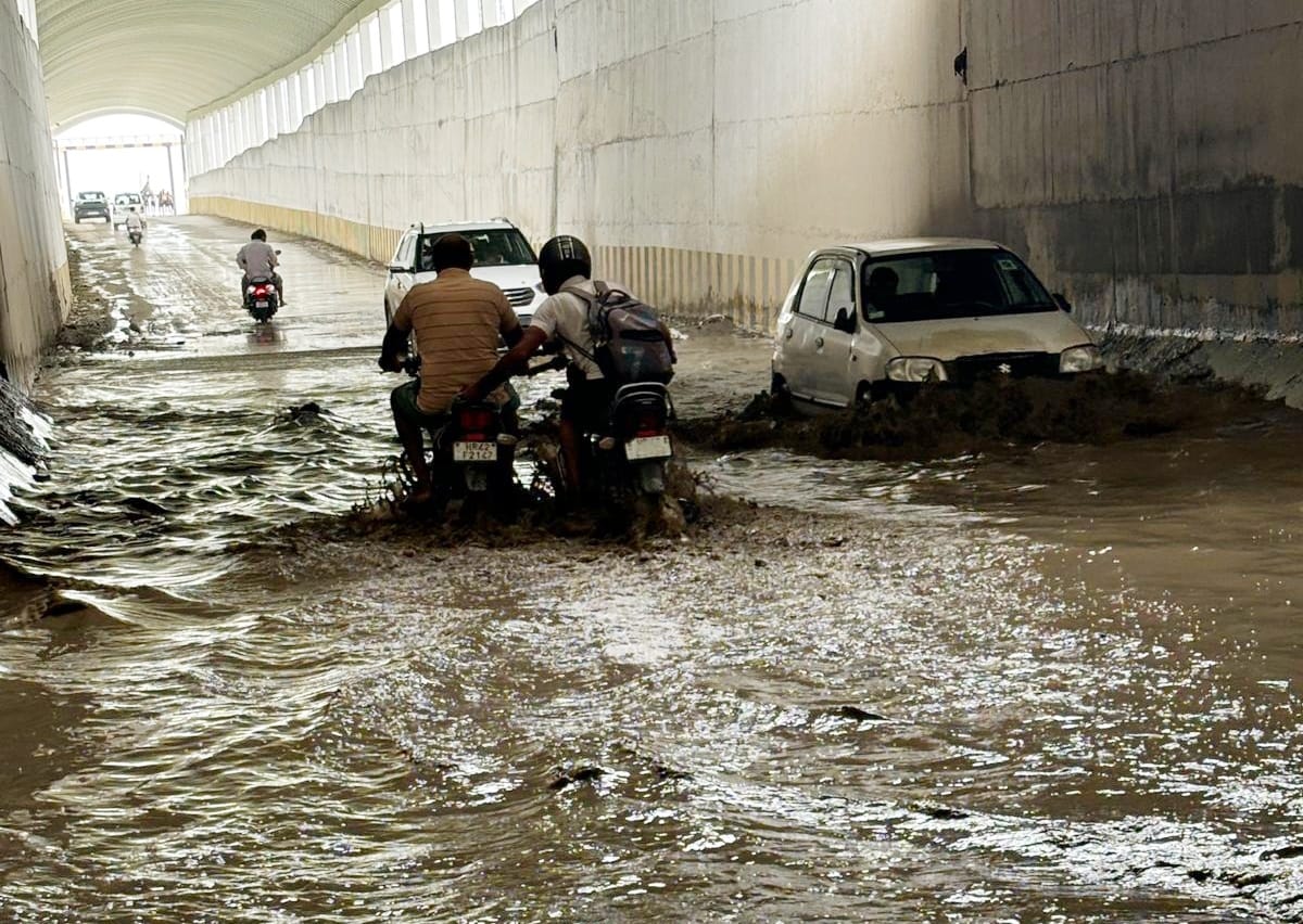 सोनीपत के खरखौदा की सब्जी मंडी में भरा बारिश का पानी। संवाद सोनीपत के खरखौदा की सब्जी मंडी में भरा बारिश का पानी। संवाद