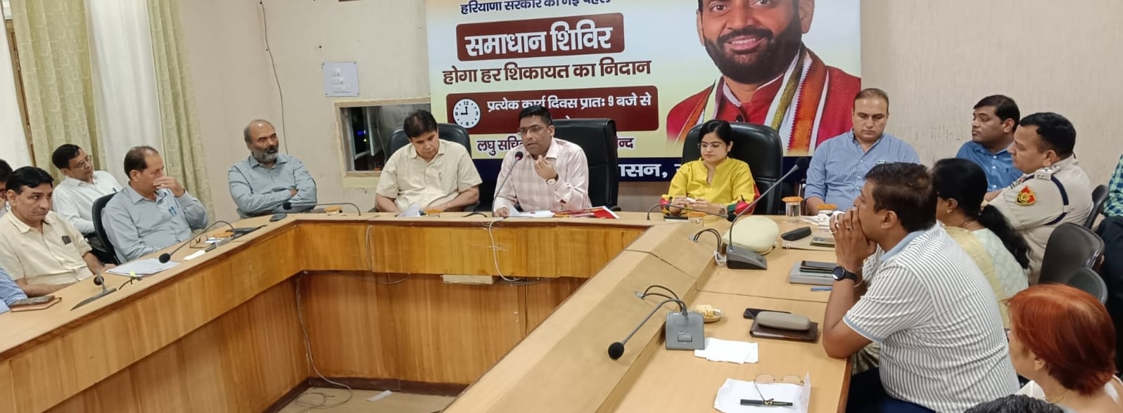 01जेएनडी04: स्वतंत्रता दिवस समारोह की तैयारियों को लेकर अधिकारियों की बैठक लेते डीसी मोहम्मद इम 01जेएनडी04: स्वतंत्रता दिवस समारोह की तैयारियों को लेकर अधिकारियों की बैठक लेते डीसी मोहम्मद इम