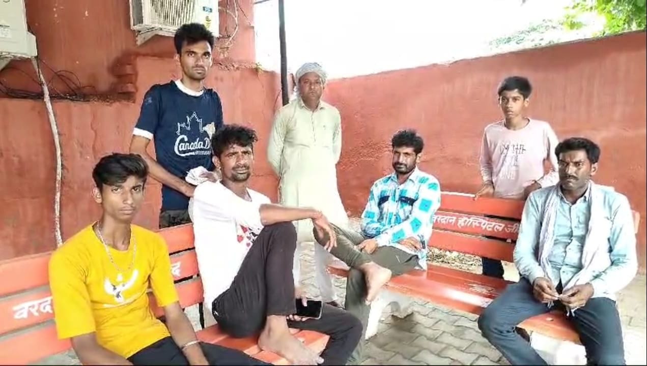 01जेएनडी09: नागरिक अस्पताल में शव का पोस्टमार्टम करवाने आए परिजन व साथी कावडि़ए। संवाद 01जेएनडी09: नागरिक अस्पताल में शव का पोस्टमार्टम करवाने आए परिजन व साथी कावडि़ए। संवाद