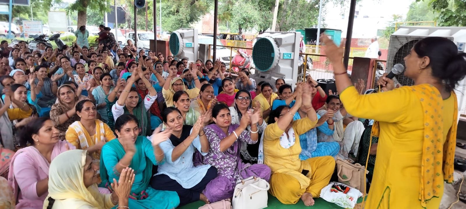01जेएनडी37: नागरिक अस्पताल में धरने पर सरकार के खिलाफ नारेबाजी करते एनएचएम कर्मचारी। संवाद 01जेएनडी37: नागरिक अस्पताल में धरने पर सरकार के खिलाफ नारेबाजी करते एनएचएम कर्मचारी। संवाद