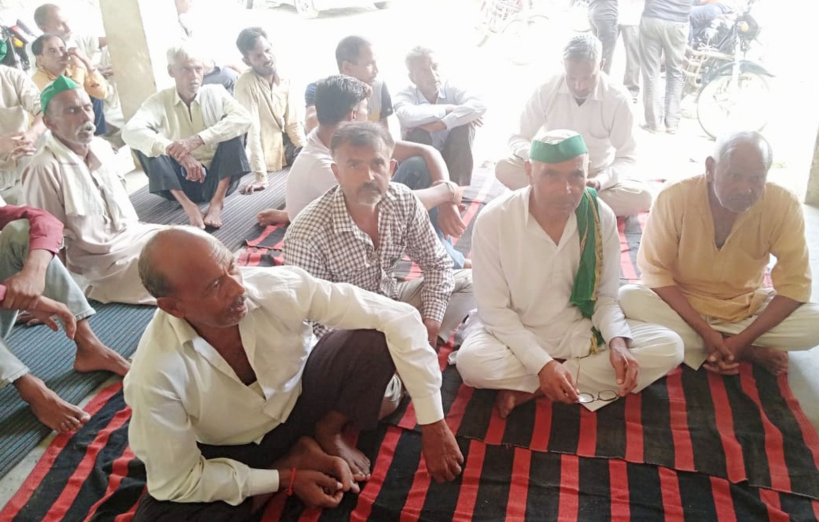 अधीक्षण अभियंता कार्यालय के बाहर धरने को संबोधित करते भाकियू जिलाध्यक्ष केपी राठौर। संवाद