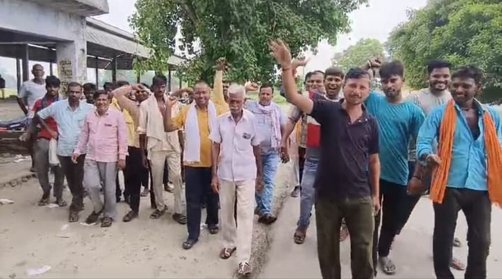 अधीक्षण अभियंता कार्यालय के बाहर धरने को संबोधित करते भाकियू जिलाध्यक्ष केपी राठौर। संवाद