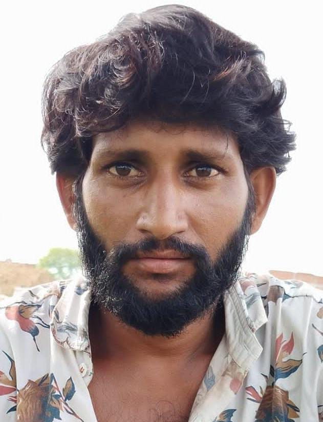 भरवारी में धंसी फुटपाथ की इंटरलाकिंग। संवाद