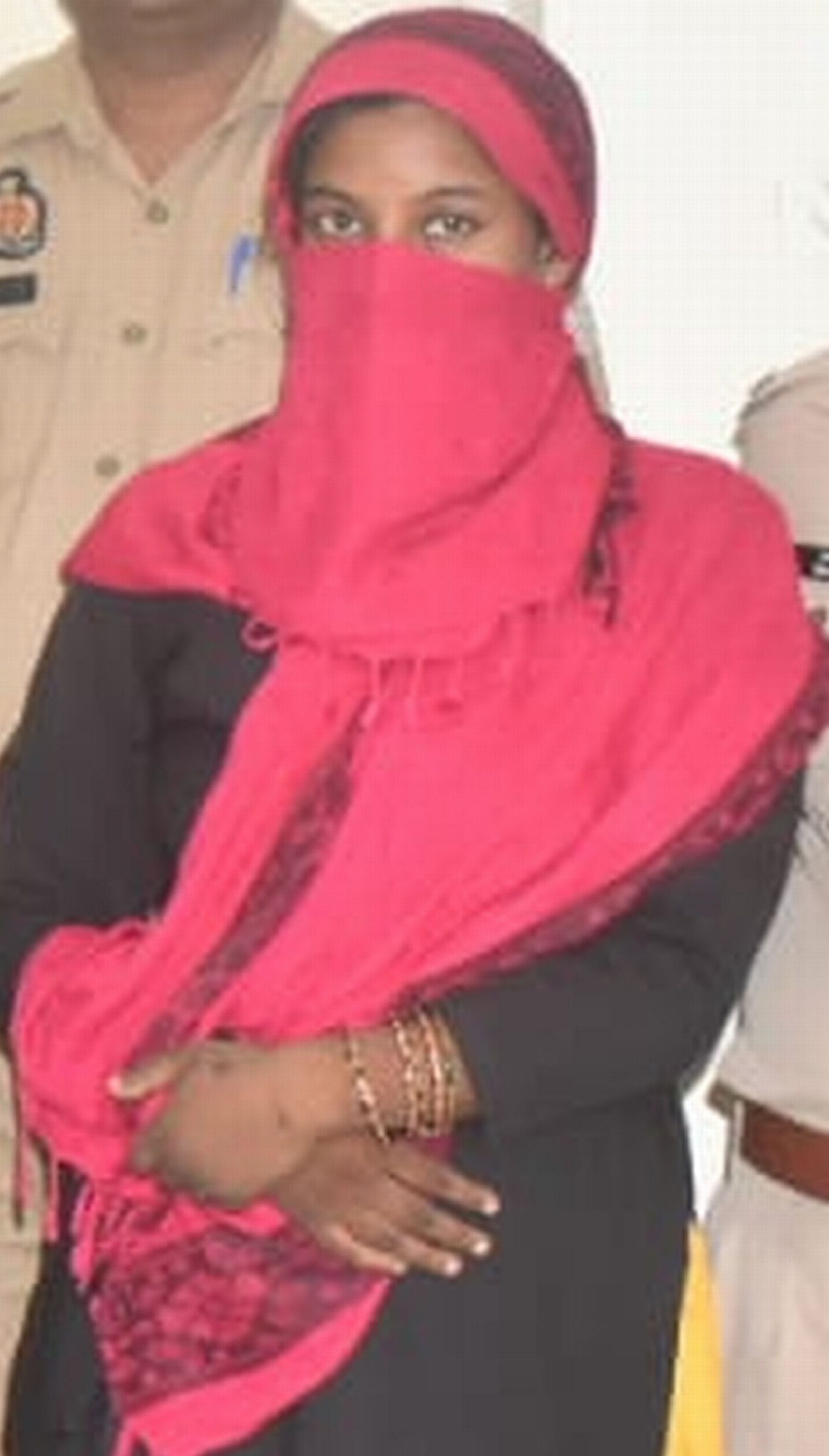 बिनावर थाने में खड़े आरोपी। स्रोत-पुलिस बिनावर थाने में खड़े आरोपी। स्रोत-पुलिस