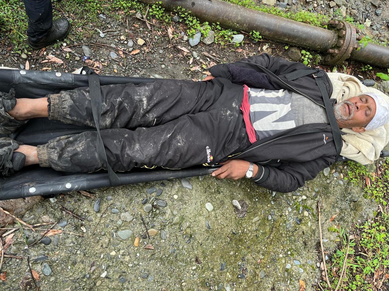 चौहार घाटी के राजबन में रेस्क्यू कर ले जाया जा रहा मोहन सिंह। जिसका नेरचौक मेडिकल कॉलेज में उपच चौहार घाटी के राजबन में रेस्क्यू कर ले जाया जा रहा मोहन सिंह। जिसका नेरचौक मेडिकल कॉलेज में उपच