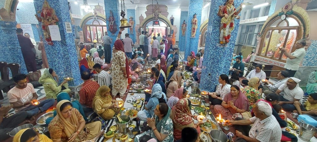 जोहड़जी के शाया गांव में शिवलिंंग पर हरिद्वार से लाये गंगा जल का अभिषेक करते हुए। संवाद जोहड़जी के शाया गांव में शिवलिंंग पर हरिद्वार से लाये गंगा जल का अभिषेक करते हुए। संवाद