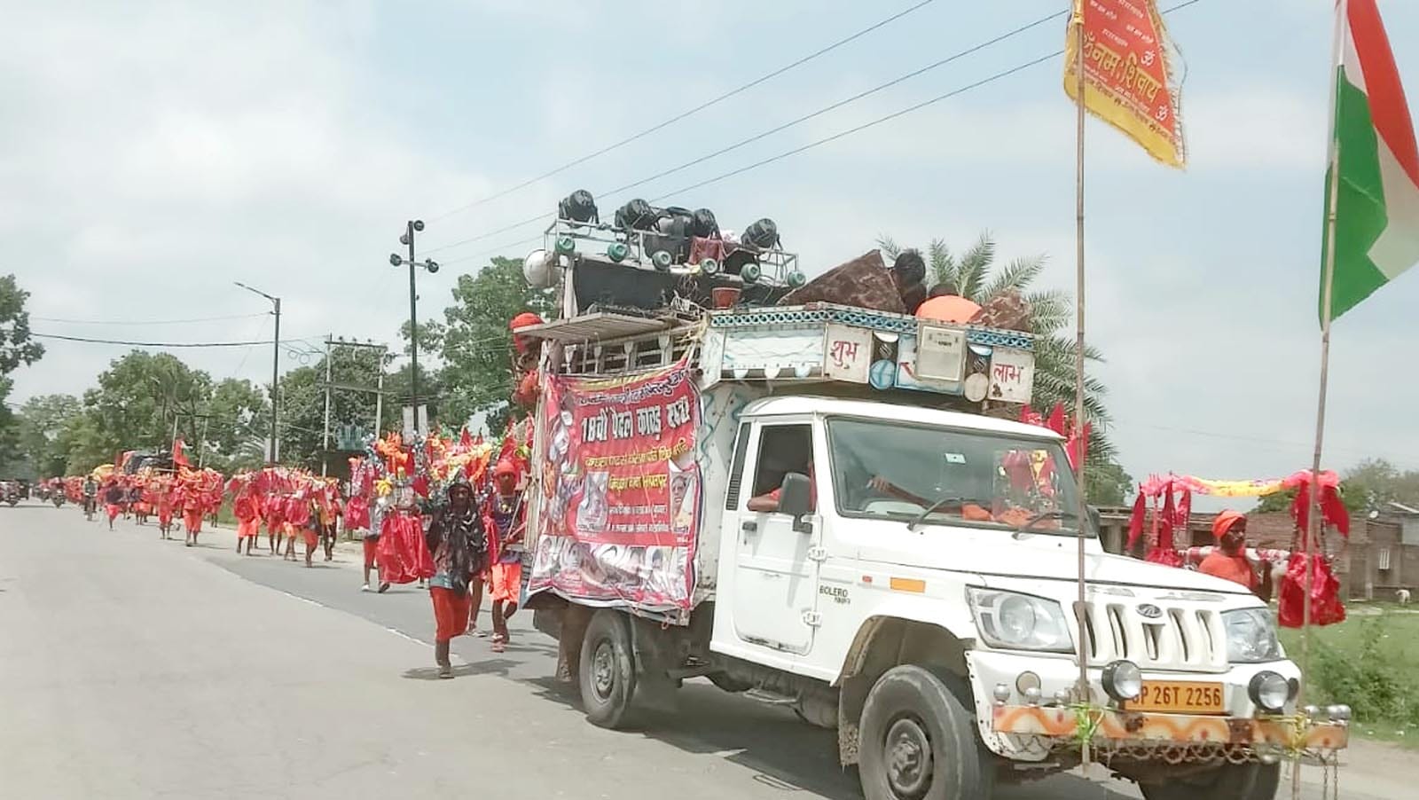 कछला घाट से कांवड़ यात्रा पर निकले शिवभक्त। संवाद कछला घाट से कांवड़ यात्रा पर निकले शिवभक्त। संवाद