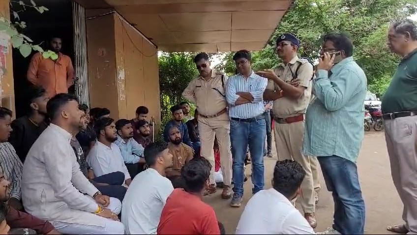 पॉलिटेक्निक छात्र की मौत के बाद धरने पर बैठे स्टूडेंट पॉलिटेक्निक छात्र की मौत के बाद धरने पर बैठे स्टूडेंट