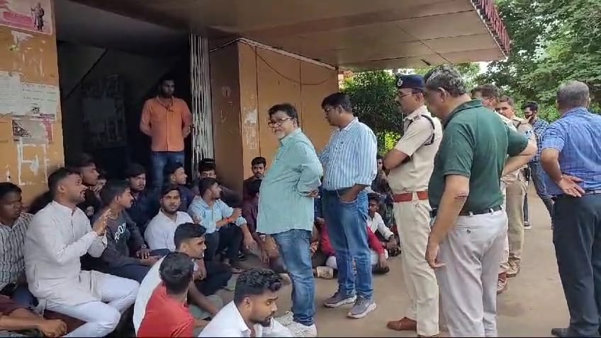 पॉलिटेक्निक छात्र की मौत के बाद धरने पर बैठे स्टूडेंट पॉलिटेक्निक छात्र की मौत के बाद धरने पर बैठे स्टूडेंट
