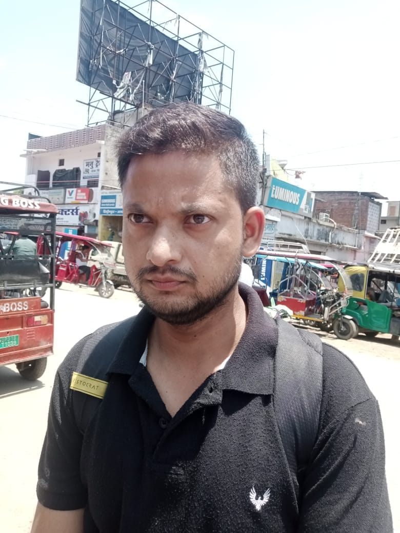 पलिया में बसें बंद होने से बस अड्डे पर लगा बसों का जमावड़ा। संवाद पलिया में बसें बंद होने से बस अड्डे पर लगा बसों का जमावड़ा। संवाद