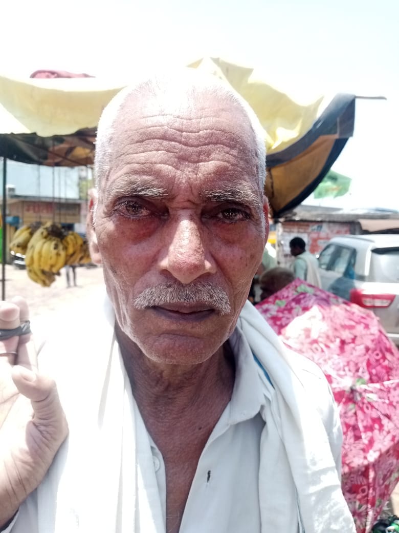 पलिया में बसें बंद होने से बस अड्डे पर लगा बसों का जमावड़ा। संवाद पलिया में बसें बंद होने से बस अड्डे पर लगा बसों का जमावड़ा। संवाद